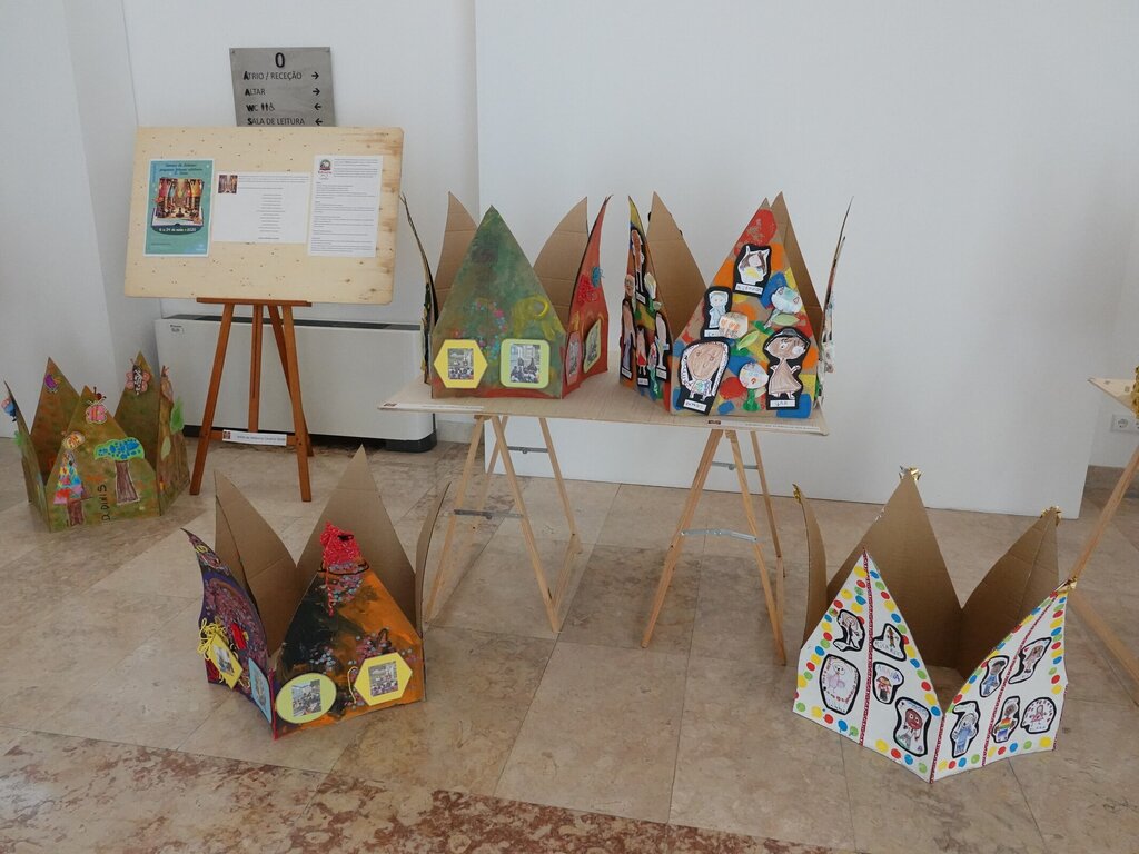 Coroas de Leitura expostas na Biblioteca Municipal D. Dinis