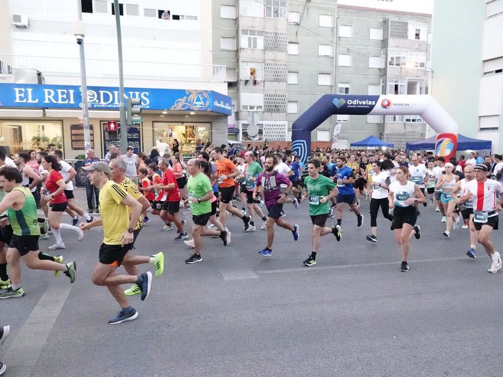 Légua noturna junta perto de 1000 atletas numa corrida pelas ruas de Odivelas